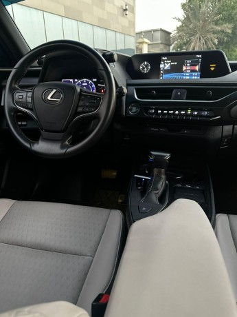 lexus-ux200-2021-big-6