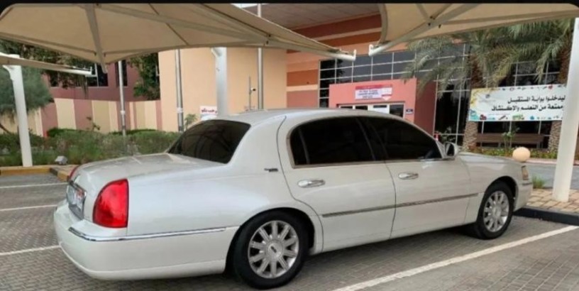 lincoln-town-car-2007-big-0