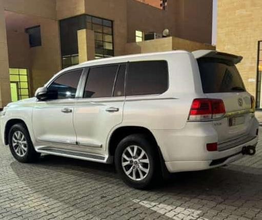 toyota-land-cruiser-vxr-big-0