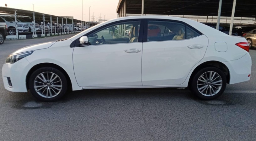 toyota-corolla-se-v4-20l-model-2014-big-3