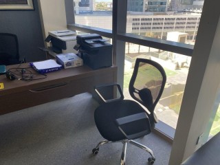 مكتب عدد 2 وكرسي 4 بحالة ممتازة
