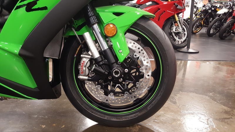 2019-kawasaki-ninja-zx-10rr-big-2