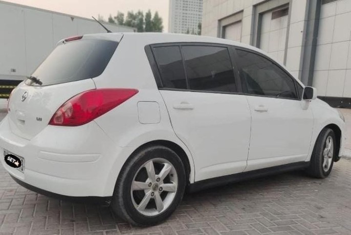 nissan-tiida-2012-big-0