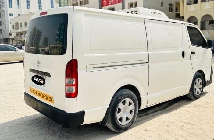 toyota-hiace-2012-big-0