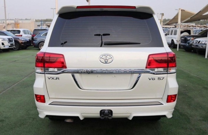 toyota-land-cruiser-vxr-2016-big-0