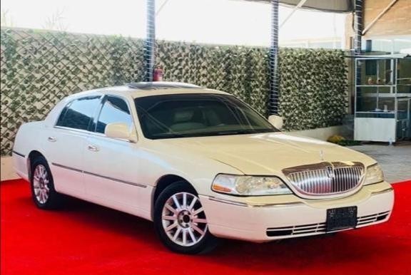 lincoln-town-car-2007-big-0