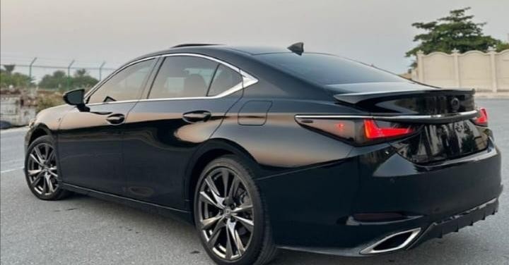 lexus-es350f-2021-big-0